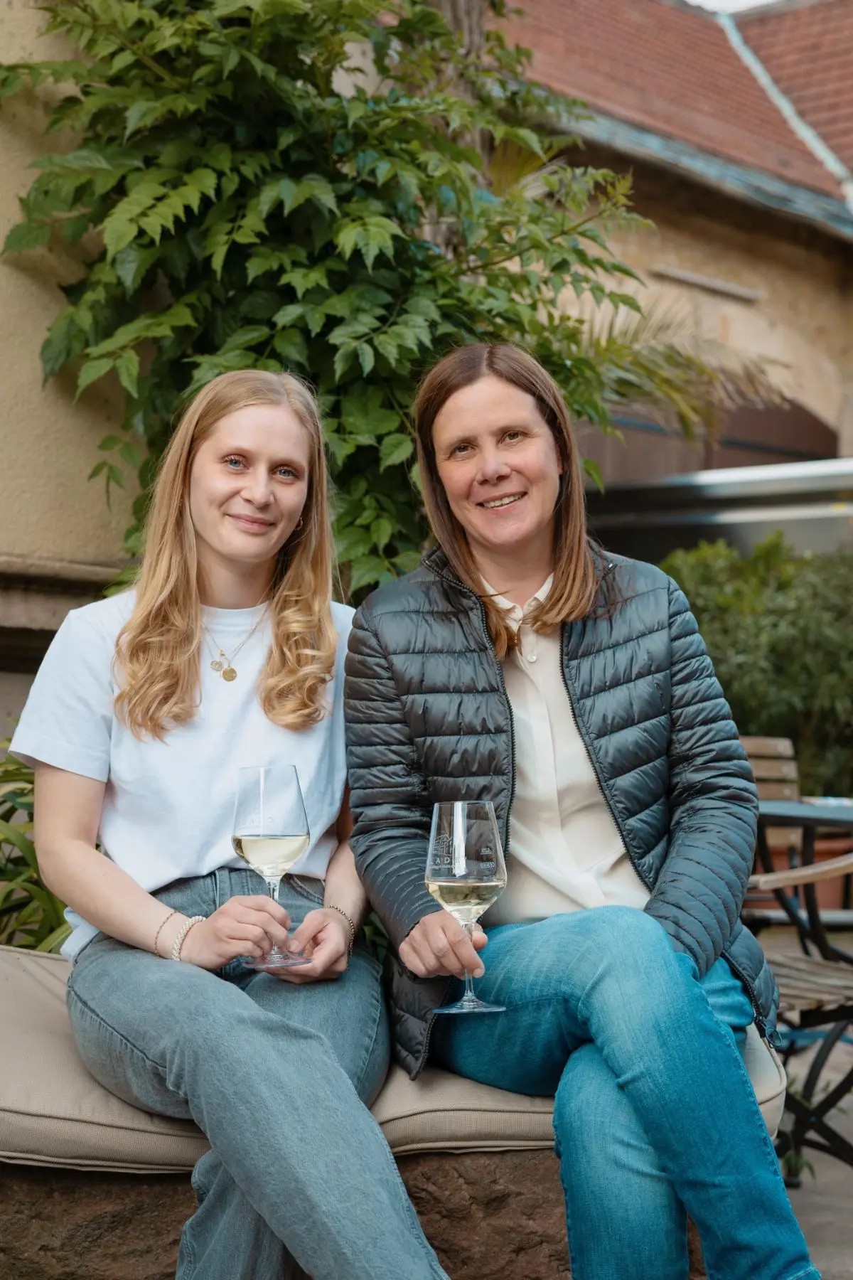 Regina Clade und ihre Tochter Laura im Innenhof des Weinguts